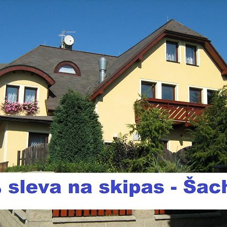 Penzion Albina - Restaurace Високе-над-Їзероу Екстер'єр фото