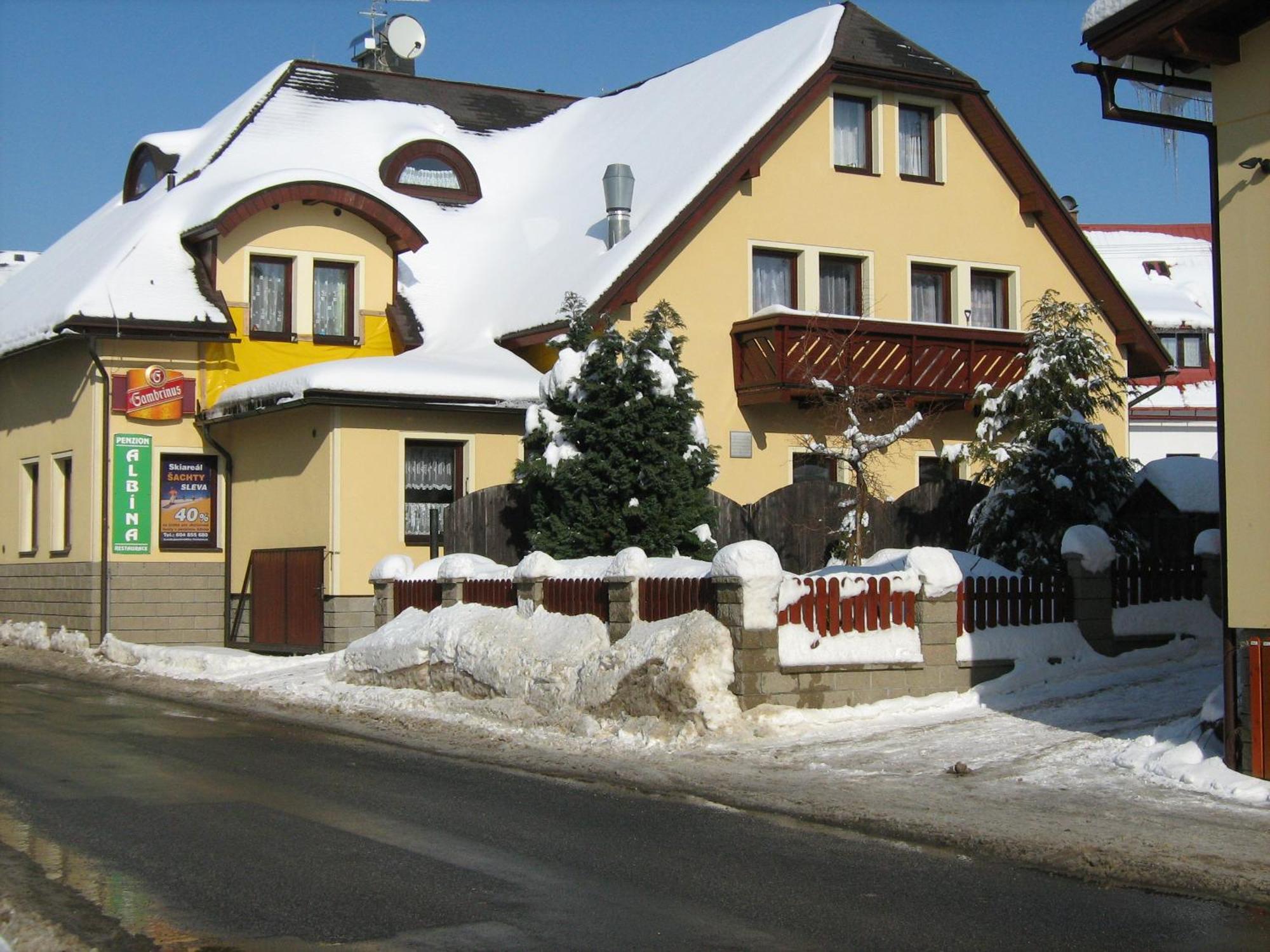 Penzion Albina - Restaurace Високе-над-Їзероу Екстер'єр фото