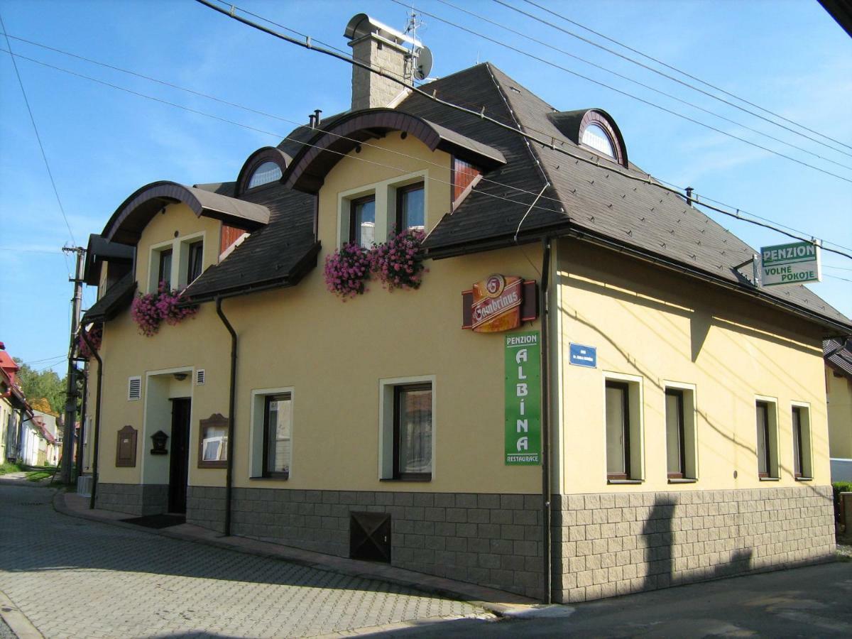 Penzion Albina - Restaurace Високе-над-Їзероу Екстер'єр фото