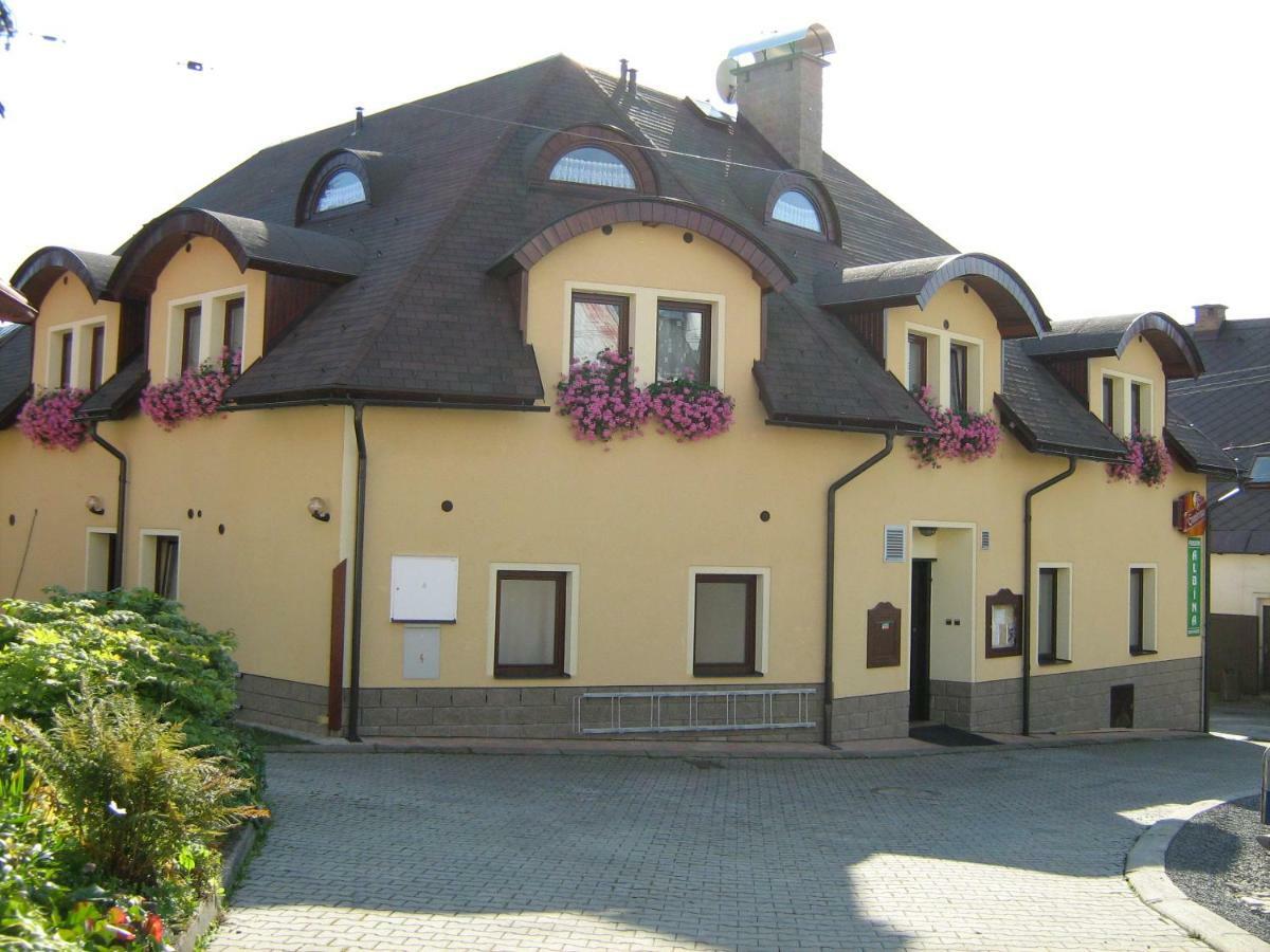 Penzion Albina - Restaurace Високе-над-Їзероу Екстер'єр фото